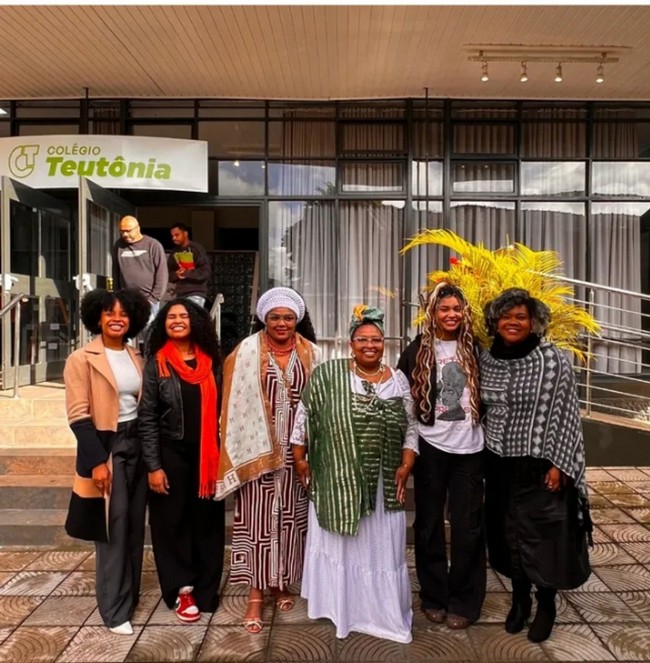 Registro de equipe em atividade cultural